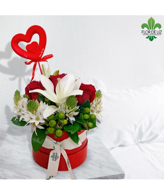 CAJA DECORADA ROJO VIVO EN ROSAS Y LIRIOS CON TOPPER